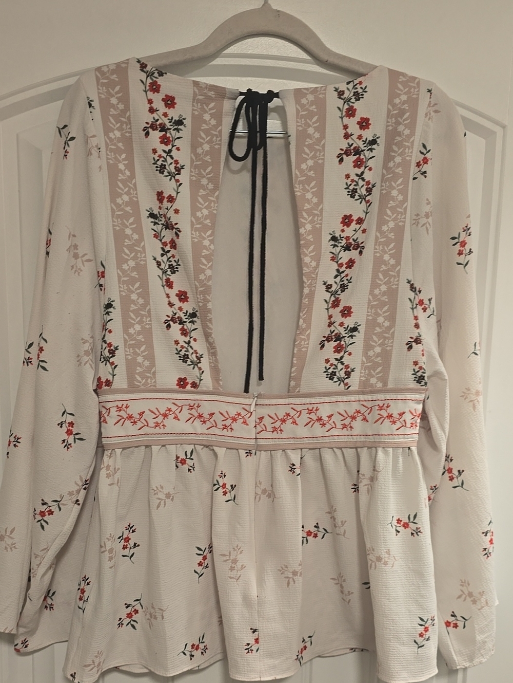 ๐7/25$ Boutique Floral Embroidered White Peasant Blouse - Picture 7 of 8